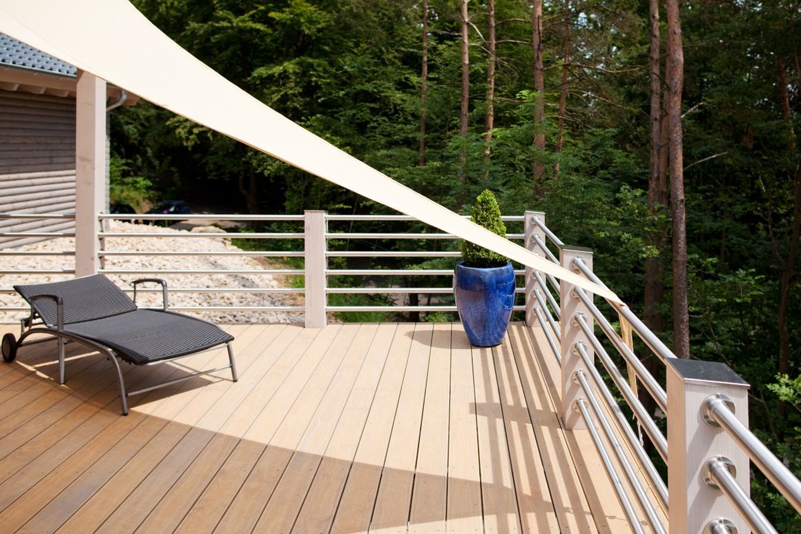 Balkon mit Sonnensegel und Holzboden